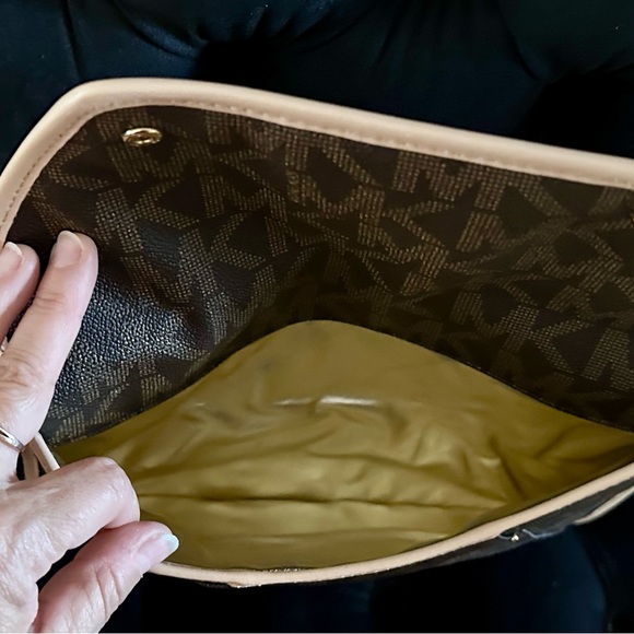 Micheal Kors small laptop or tablet or a clutch bag. Brand new. - Picture 3 of 3
